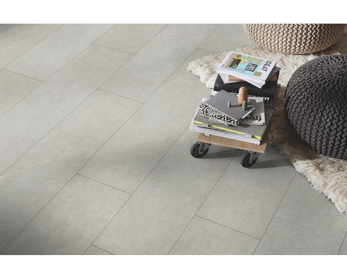 Položená podlahová krytina v obývacej izbe s dekoratívnymi prvkami.