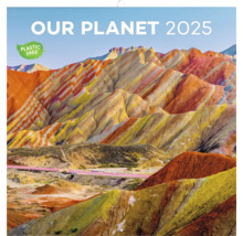 Kalendár Naša planéta 2025 s obrázkom farebných hôr.