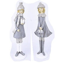 Dve dekoratívne figúrky v tvare dievčat, vianočná dekorácia