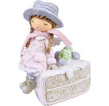 Dekoratívna figúrka dievčaťa na kúsku torty