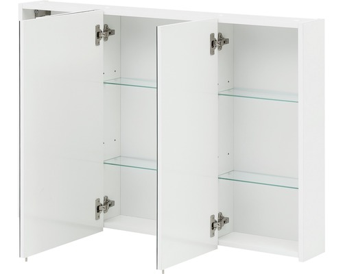 Otvorená biela zrkadlová skrinka s tromi dvierkami a sklenenými policami do kúpeľne