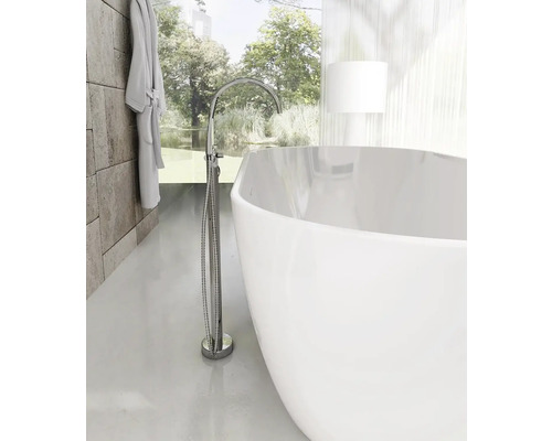 Voľne stojaca vaňa s batériou vo svetlej kúpeľni.