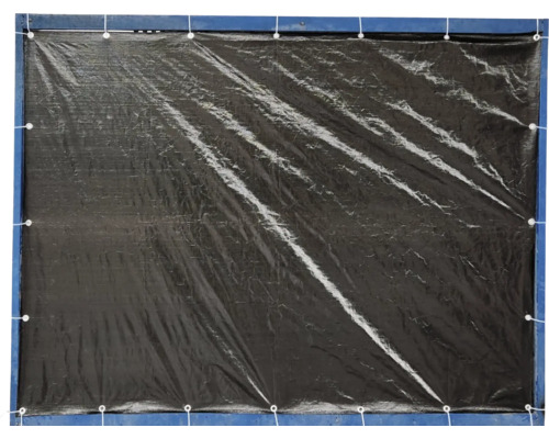 Čierna plachta s očkami na ráme