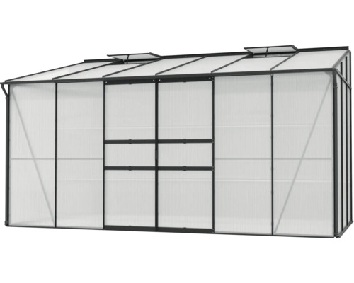 Skleník so strešnými oknami a kovovým rámom