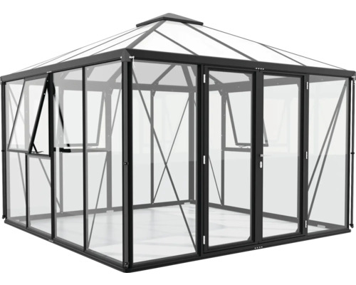 Skleník so sklenenými stenami a čiernym rámom