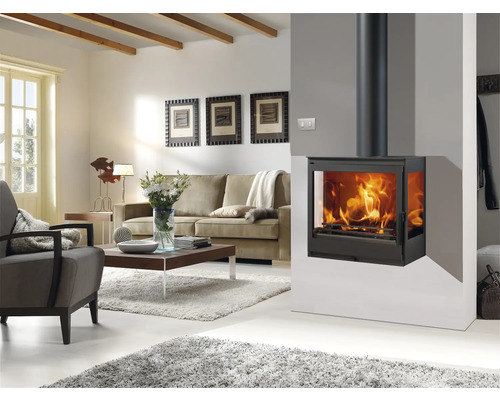 Obývacia izba s krbovými kachľami, pohovkou a konferenčným stolíkom