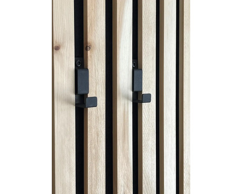 Háčik k akustickému panelu čierny 14x54x27 mm, 2 ks Dva čierne nástenné háčiky na drevenom obklade