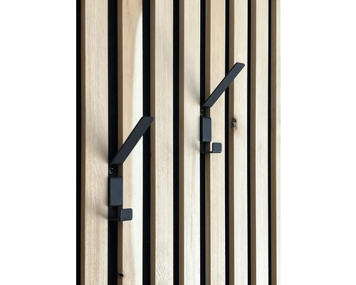 Vešiak na odevy k akustickému panelu čierny 14x60x94 mm, 2 ks Dva čierne vešiaky na stene s drevenými lamelami