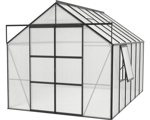 Skleník s otvorenými dverami a oknom na pestovanie rastlín