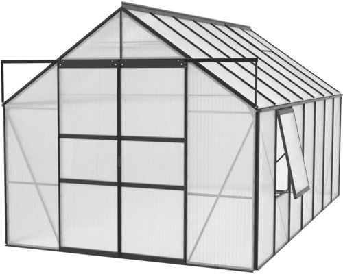 Skleník s otvorenými dverami a oknom.