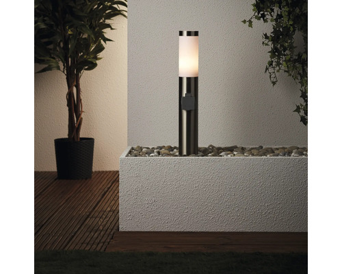 Vonkajšie svietidlo na kameňoch v kvetináči vedľa rastlín