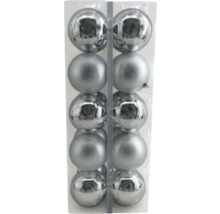 Balenie strieborných vianočných gúľ z plastu