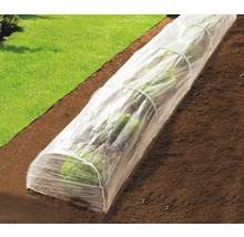 Fóliovník nad rastlinami v záhrade