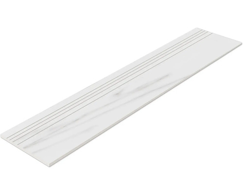 Biela schodová dlaždica s drážkami a mramorovým vzhľadom.