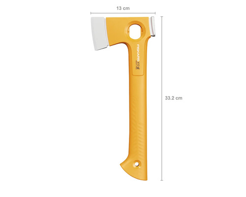 Štiepacia sekera Fiskars X13 s dĺžkou 33,2 cm a šírkou hlavy 13 cm.