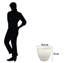 Biely kvetináč s rozmermi 35,5 cm x 31 cm.