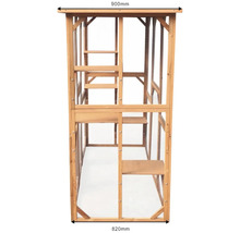 Voľne stojaci mačací dom z dreva s niekoľkými úrovňami a drôteným pletivom