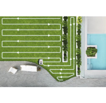 Pohľad zhora na záhradu s robotickou kosačkou, ktorá naznačuje trasu pomocou čiar so šípkami