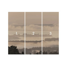 Vliesová tapeta s motívom hmlovitej krajiny, pozostávajúca z troch častí