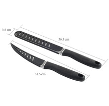 Dva filetovacie nože s čiernou rukoväťou a čepeľou s výrezmi, dĺžky 36,5 cm a 31,5 cm