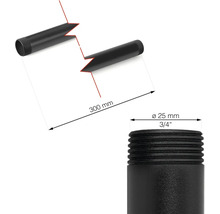 Detailný záber čiernej závitovej rúrky s dĺžkou 300 milimetrov a priemerom 25 milimetrov