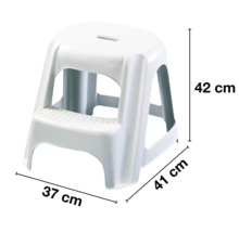 Biela plastová stolička s rozmermi 42 cm na výšku, 37 cm na šírku a 41 cm do hĺbky.