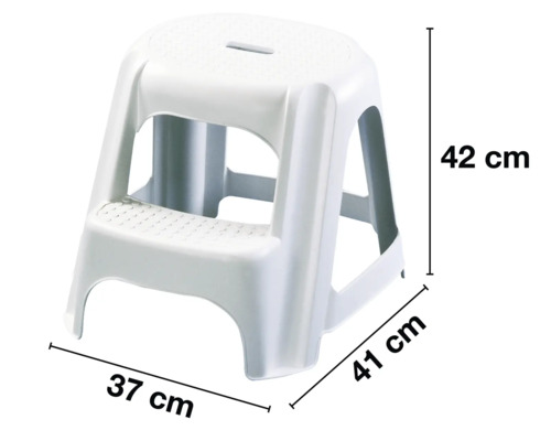Biela plastová stolička s rozmermi 42 cm na výšku, 37 cm na šírku a 41 cm do hĺbky.