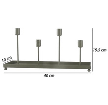 Moderný kovový svietnik na štyri sviečky s obdĺžnikovou táckou a guľovými nožičkami, šírka 40 centimetrov, hĺbka 10 centimetrov a výška 19,5 centimetra.