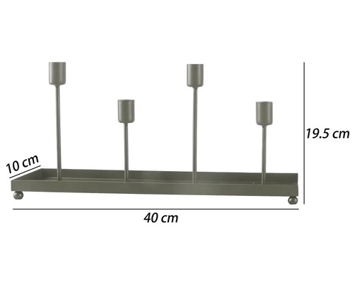 Moderný kovový svietnik na štyri sviečky s obdĺžnikovou táckou a guľovými nožičkami, šírka 40 centimetrov, hĺbka 10 centimetrov a výška 19,5 centimetra.