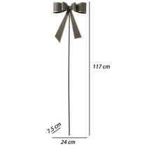 Kovový záhradný zápich s dekoratívnou mašľou, výška 117 centimetrov, šírka 24 centimetrov, hĺbka 7,5 centimetrov.