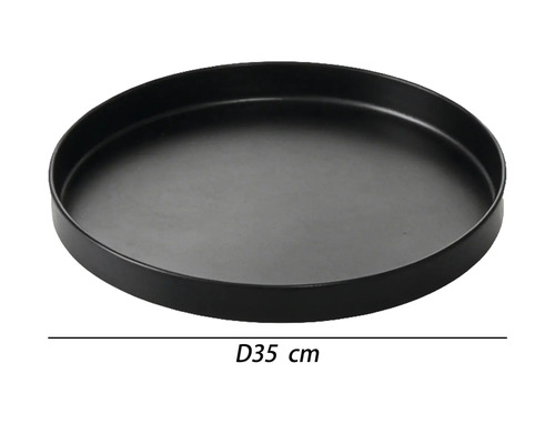 Okrúhly čierny podnos s priemerom 35 centimetrov.