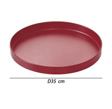 Okrúhla plastová miska pod kvetináč v červenej farbe s priemerom 35 centimetrov.