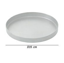Okrúhla sivá miska pod kvetináč s priemerom 35 centimetrov.