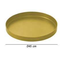 Okrúhly kovový podnos s priemerom 45 centimetrov.