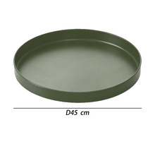 Okrúhla podmiska z plastu v olivovo zelenej farbe s priemerom 45 centimetrov.