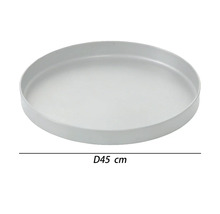 Sivá okrúhla plastová podmiska pod kvetináč s priemerom 45 centimetrov.