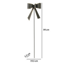 Záhradný zápich z kovu v tvare tmavej mašle so zlatým okrajom, výška 94 centimetrov, šírka 19,5 centimetra, hĺbka 5,5 centimetra.