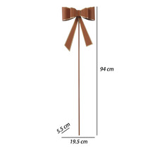 Záhradný zápich s hnedou dekoratívnou mašľou, rozmery 94 krát 19,5 krát 5,5 centimetrov.
