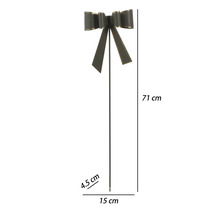 Kovový záhradný zápich v tvare mašle, výška 71 centimetrov, šírka 15 centimetrov, hĺbka 4,5 centimetra.