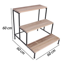 Trojstupňový regál na kvety z dreva a čierneho kovu, rozmery 60 krát 60 krát 60 centimetrov.