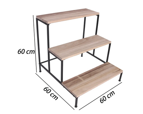 Trojstupňový regál na kvety z dreva a čierneho kovu, rozmery 60 krát 60 krát 60 centimetrov.