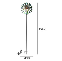 Kovový veterník na záhradu v tvare kvetu s celkovou výškou 138 centimetrov a priemerom 30 centimetrov.