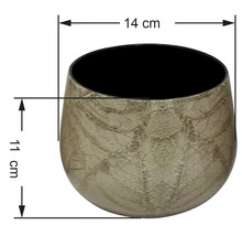 Okrúhly kvetináč so štruktúrovaným povrchom, priemer 14 centimetrov, výška 11 centimetrov.
