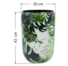 Dekoratívna váza so vzorom zelených listov monstery, výška 43 centimetrov, šírka 30 centimetrov.