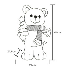 Ilustrácia dekoratívneho medveďa so šálom a stromčekom, rozmery: výška 44 centimetrov, šírka 27 centimetrov, hĺbka 21,6 centimetrov.