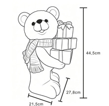 Technický nákres vianočného medvedíka so šálom a darčekmi, rozmery: výška 44,5 centimetrov, šírka 21,5 centimetrov, hĺbka 27,8 centimetrov