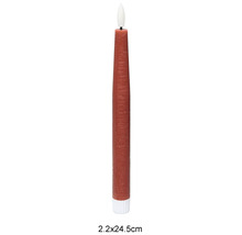 LED tyčová sviečka v hrdzavočervenej farbe, vzhľad vosku, štruktúrovaný povrch, biela drážkovaná základňa, rozmery 2,2 na 24,5 centimetra.
