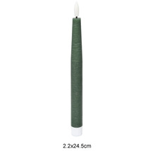 Zelená LED tyčová sviečka z vosku s realistickým plameňom, rozmery 2,2 krát 24,5 centimetra.