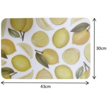 Obdĺžnikové prestieranie so vzorom citrónov, šírka 43 centimetrov a výška 30 centimetrov.