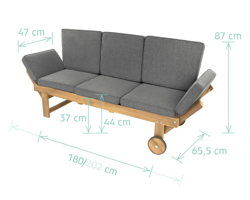 Záhradná pohovka z dreva so sivými poduškami a kolieskami. Rozmery: šírka 180 až 202 centimetrov, hĺbka 65,5 centimetra, výška 87 centimetrov.